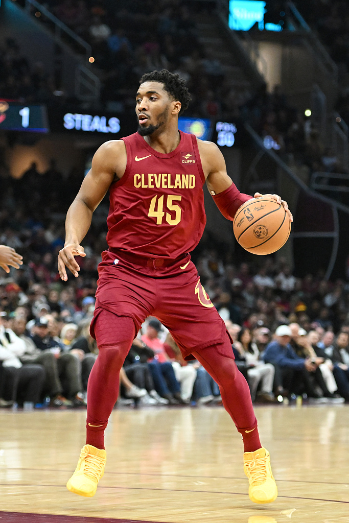 惊险一幕，马竞女足球员梅迪纳头部被膝盖撞到后失去意识（惊魂瞬间：马竞女足球员梅迪纳头部遭膝撞后当场失去意识）