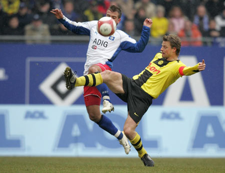 西甲射手榜：姆巴佩16球领跑！费兰-托雷斯11球紧随其后！（西甲射手榜：姆巴佩16球居首，费兰-托雷斯以11球紧追其后）