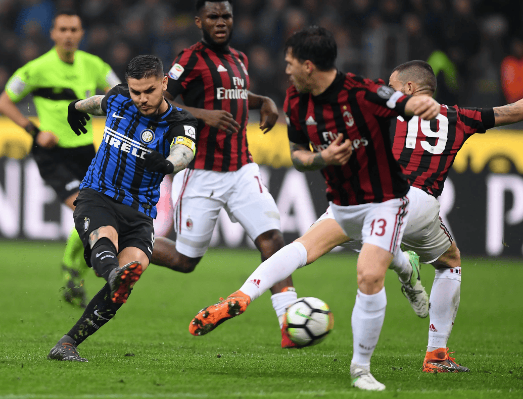 库里趣谈仓库偶遇克莱球鞋：尺码巧合不刻意（库里调侃仓库邂逅克莱战靴：尺码巧合非刻意所为）