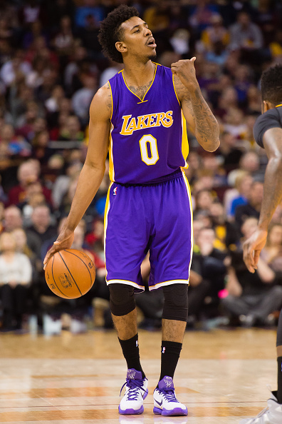 AC米兰1-0登顶意甲！38岁名将却抢走风头，带队12场不败紧追榜首（AC米兰1-0小胜登上榜首，38岁老将抢镜，率队豪取12场不败）