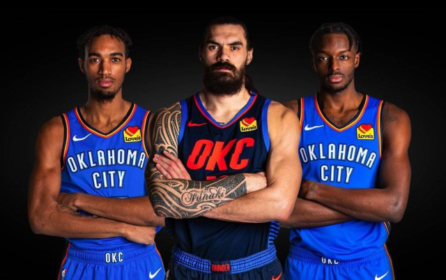 后卫关键拦截，守住关键领先（后卫致命抢断，稳住领先优势）