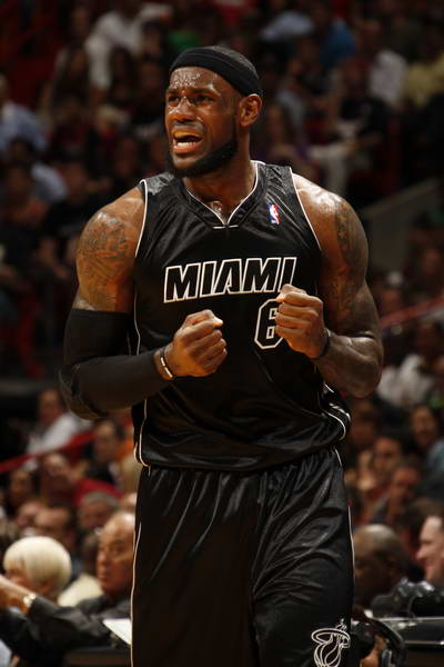 克雷桑在中超表现突出，国安亚冠奖金或成关键，球队需重视中场深度。（克雷桑闪耀中超，亚冠奖金或成国安关键筹码，球队须强化中场厚度）