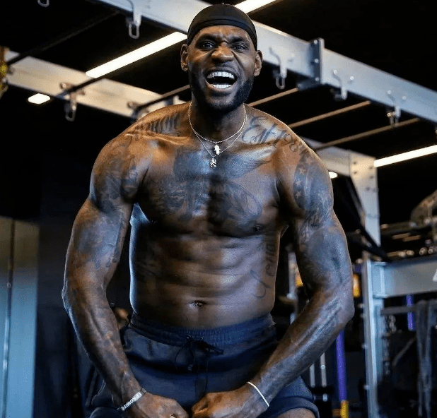 悉尼FC主帅：罗里将伤愈复出，领跑积分榜难免会如芒在背（悉尼FC主帅：罗里即将复出，领跑积分榜压力不小）