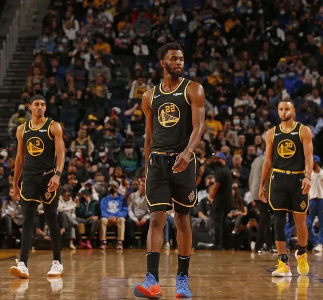 欧冠淘汰赛门票暴涨引发球迷抗议（欧冠淘汰赛票价飙升引发球迷集体抗议）